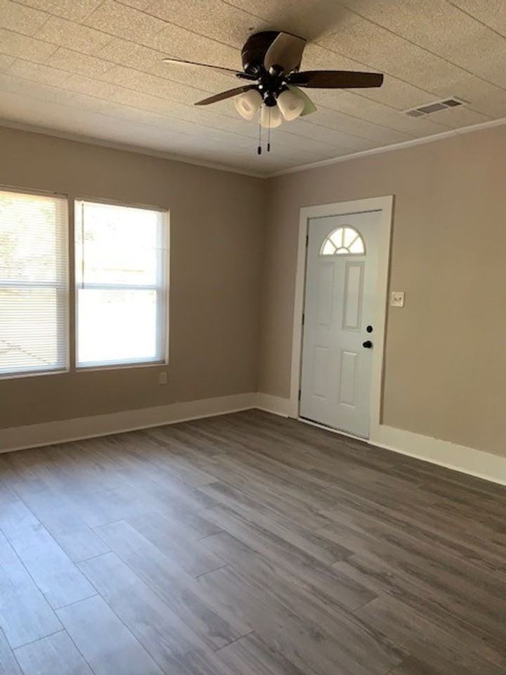 1715 Division St - Photo 2 of 6