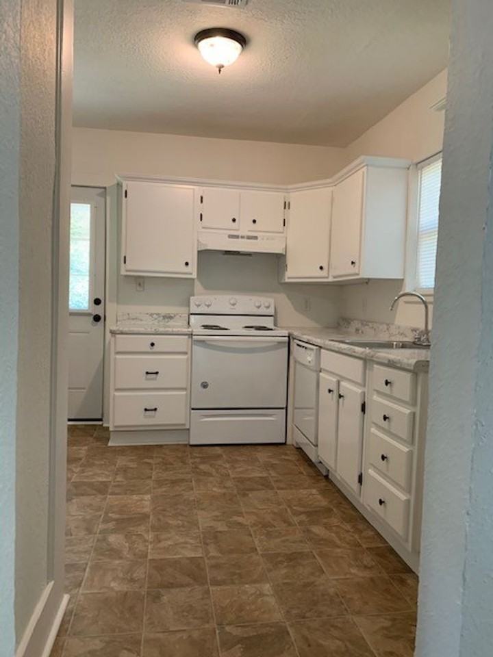 1715 Division St - Photo 3 of 6