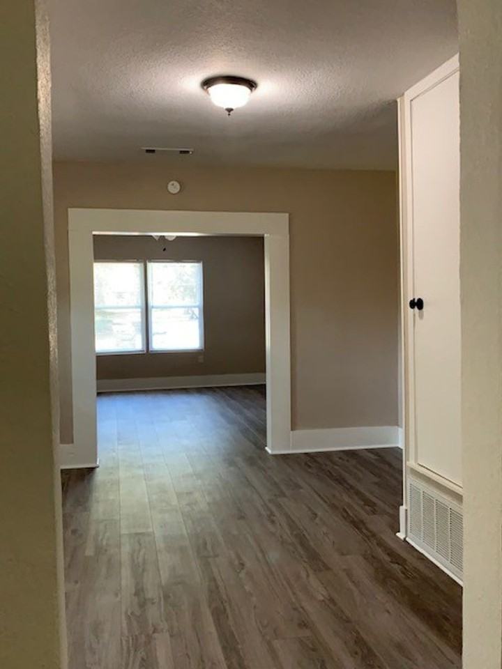 1715 Division St - Photo 4 of 6