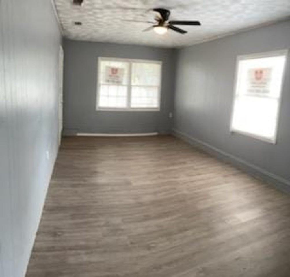 1920 44th St - Photo 5 of 8