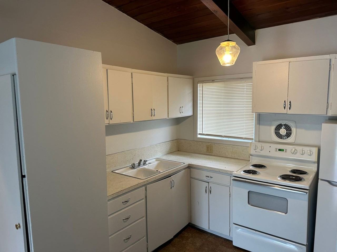 1229 Division St - Photo 4 of 7