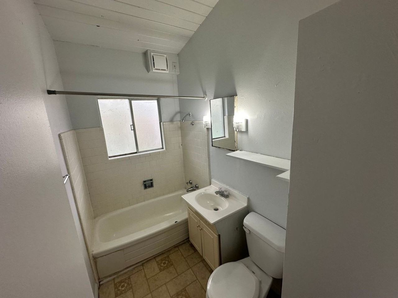 1229 Division St - Photo 6 of 7