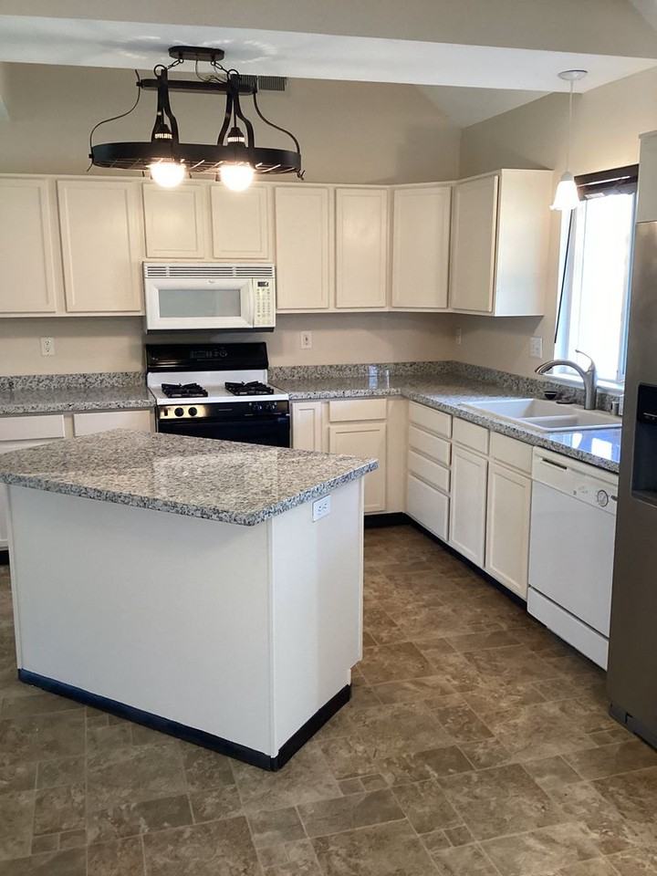 1260 Ravenshoe Way - Photo 6 of 18