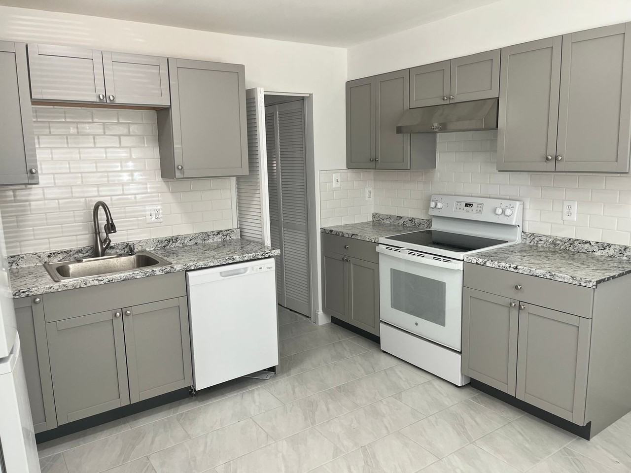 1308 Wexford Ct - Photo 2 of 12