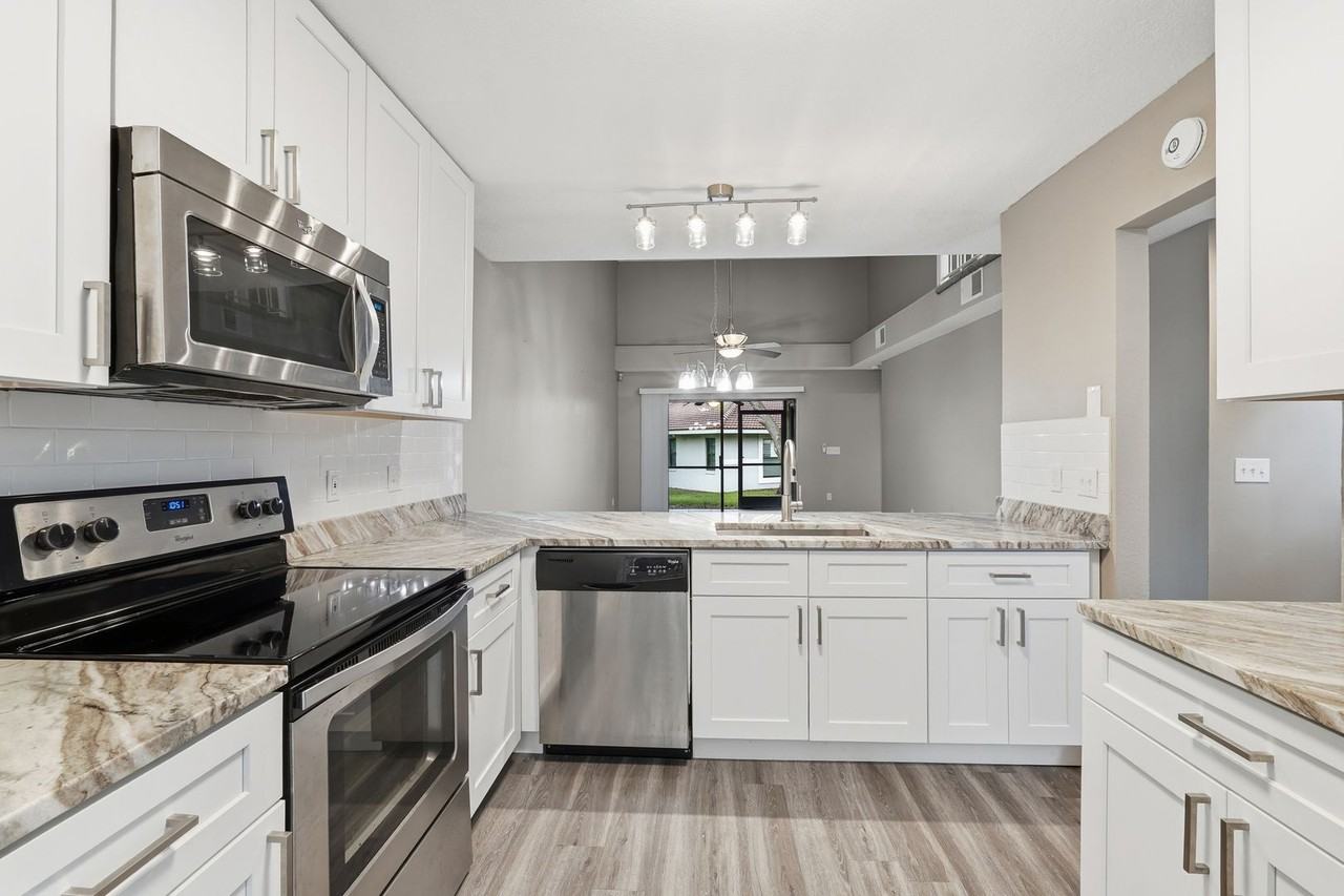 7528 Fenwick Cove Ln - Photo 2 of 34