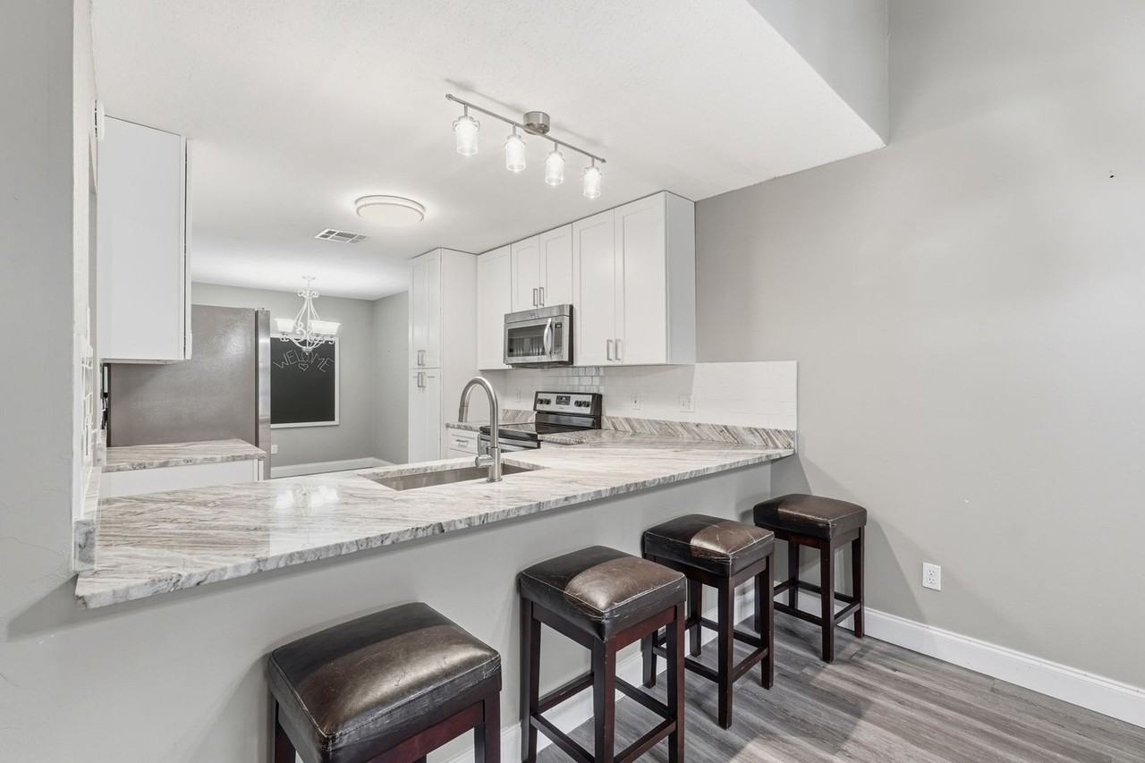 7528 Fenwick Cove Ln - Photo 3 of 34