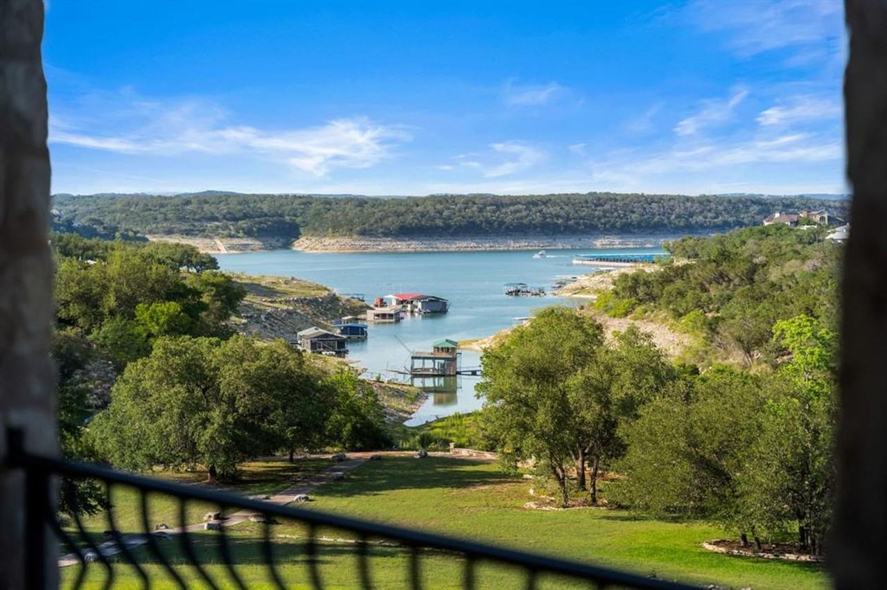 401 Brooks Hollow Rd - Photo 2 of 40