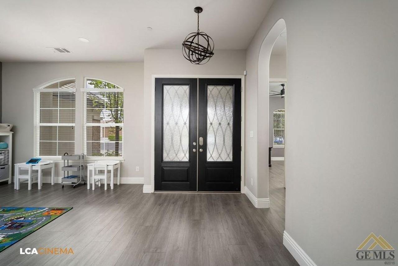 2917 Barrowby St - Photo 3 of 28