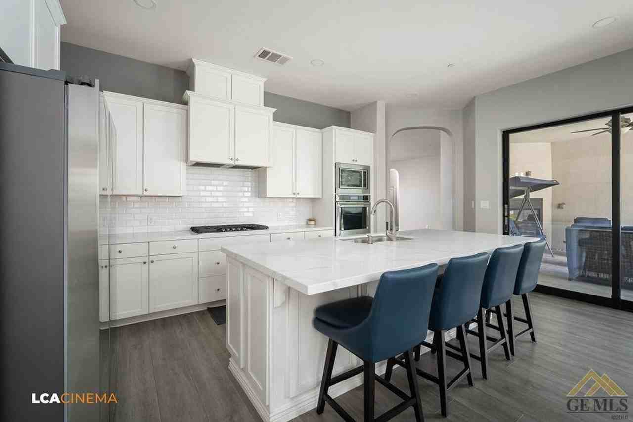 2917 Barrowby St - Photo 7 of 28