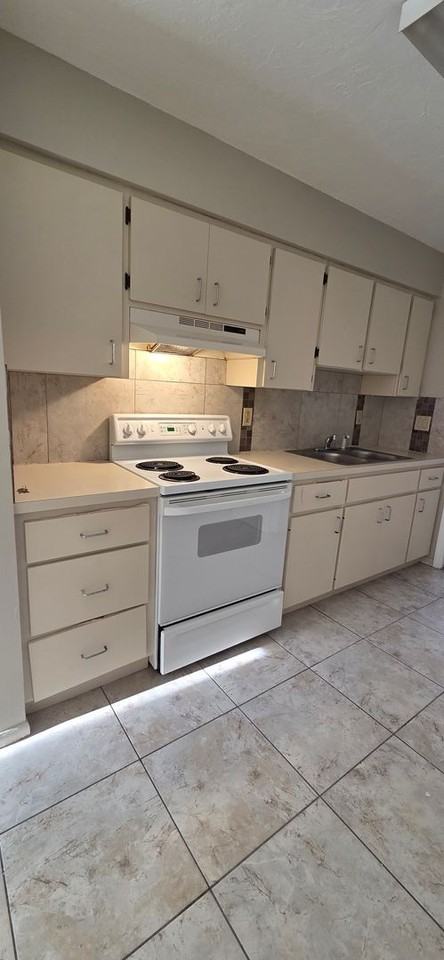 1895 Debbie St - Photo 2 of 50