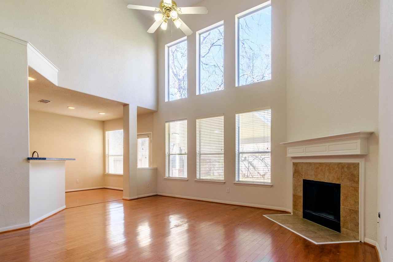 2918 Five Oaks Dr - Photo 2 of 33