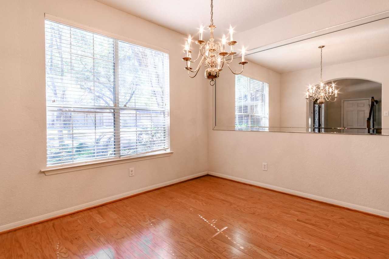 2918 Five Oaks Dr - Photo 3 of 33