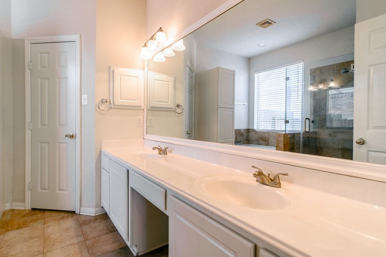 2918 Five Oaks Dr - Photo 4 of 33