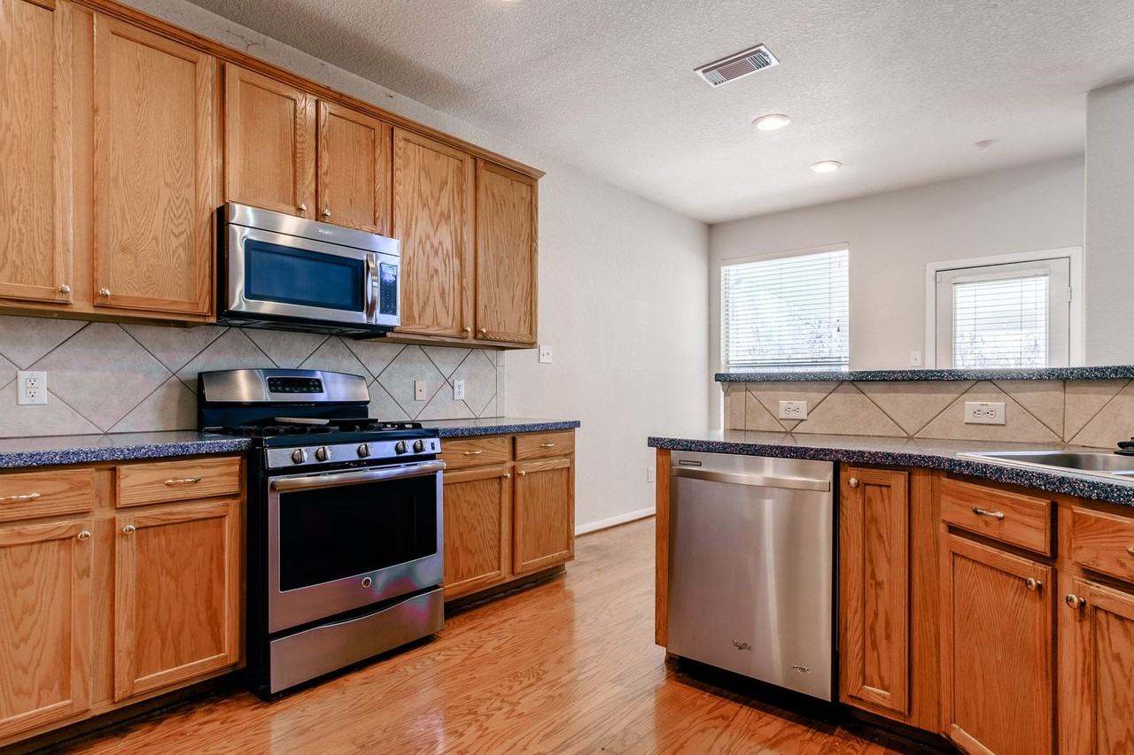 2918 Five Oaks Dr - Photo 5 of 33