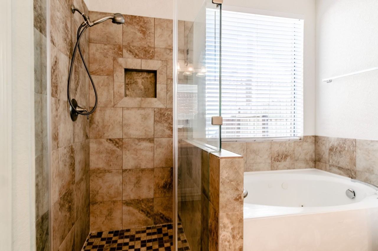 2918 Five Oaks Dr - Photo 6 of 33