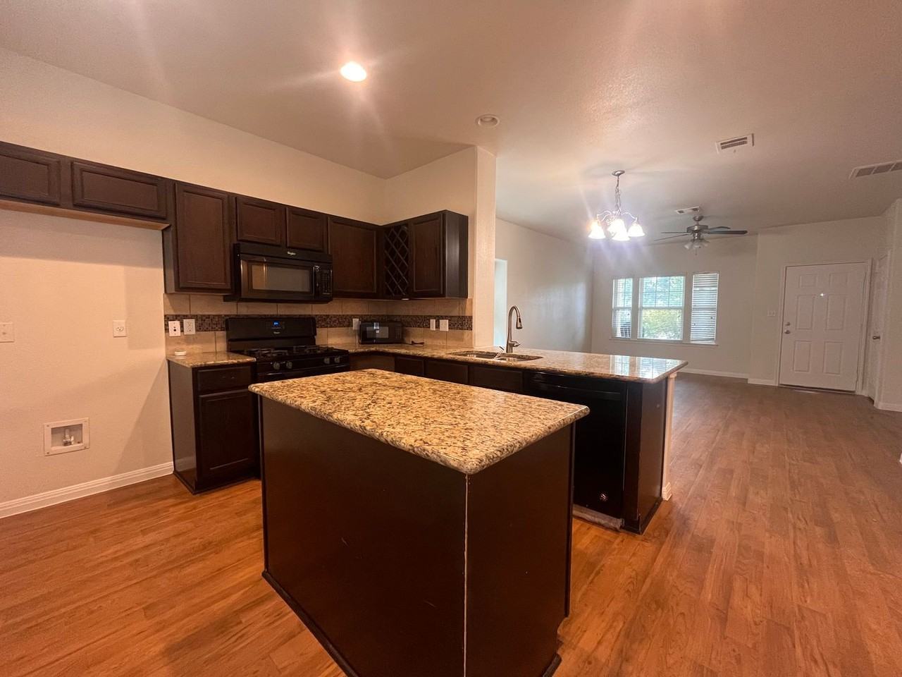 138 Preston Trl - Photo 4 of 11