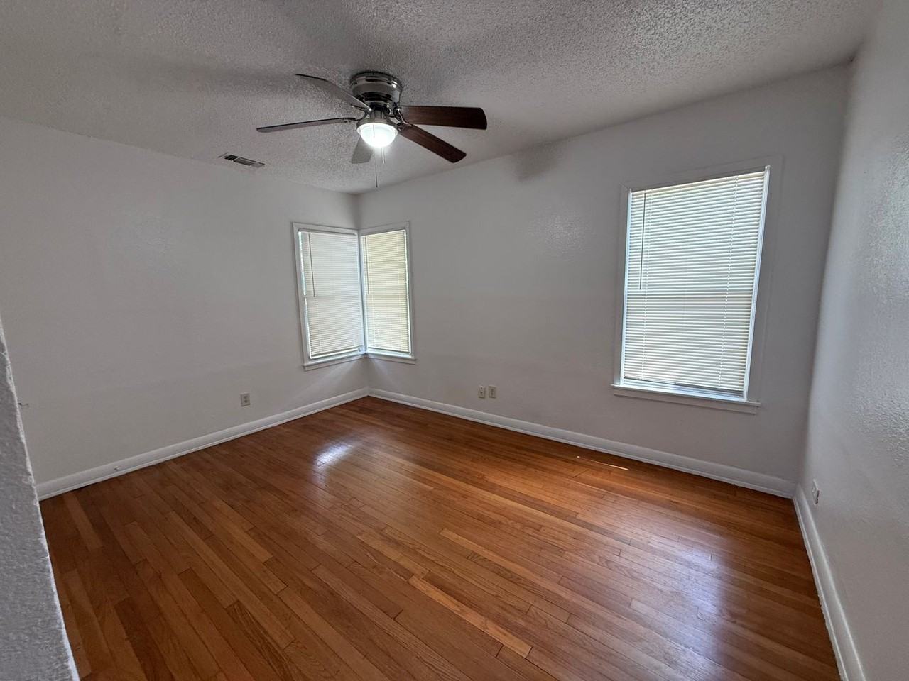 136 Nelson Ave - Photo 4 of 9