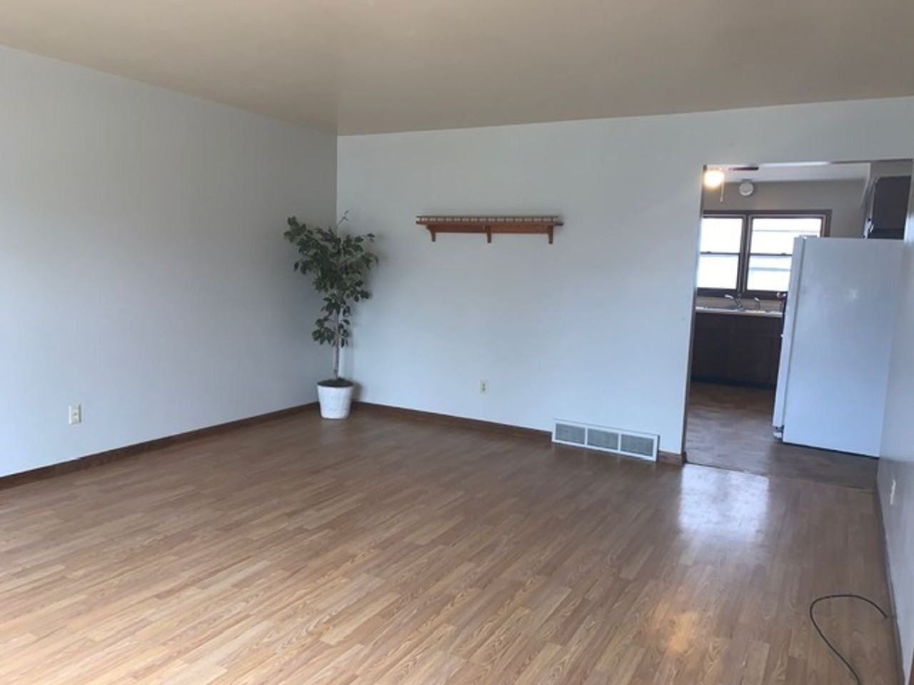 822 Dwight St - Photo 3 of 18