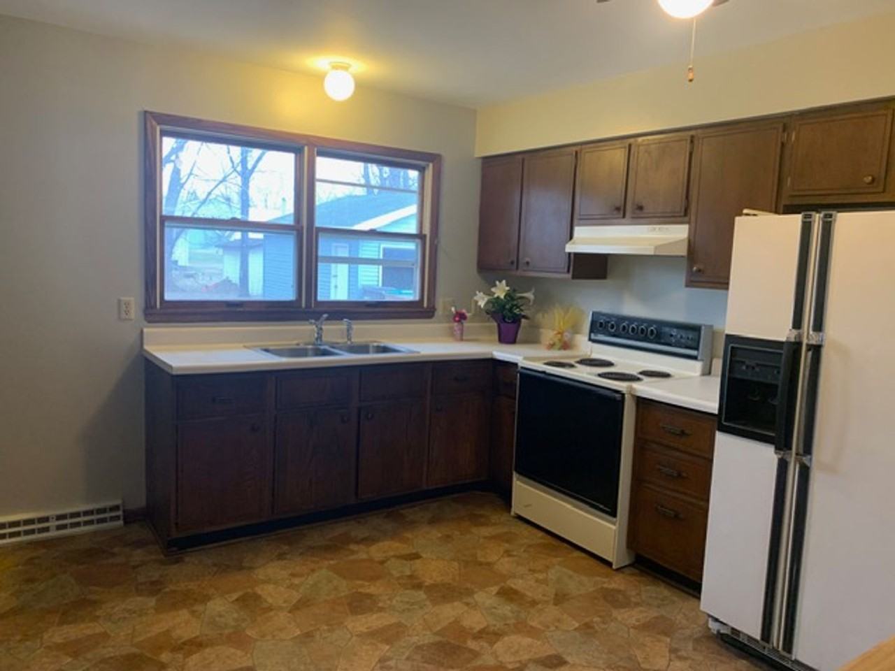 822 Dwight St - Photo 6 of 18