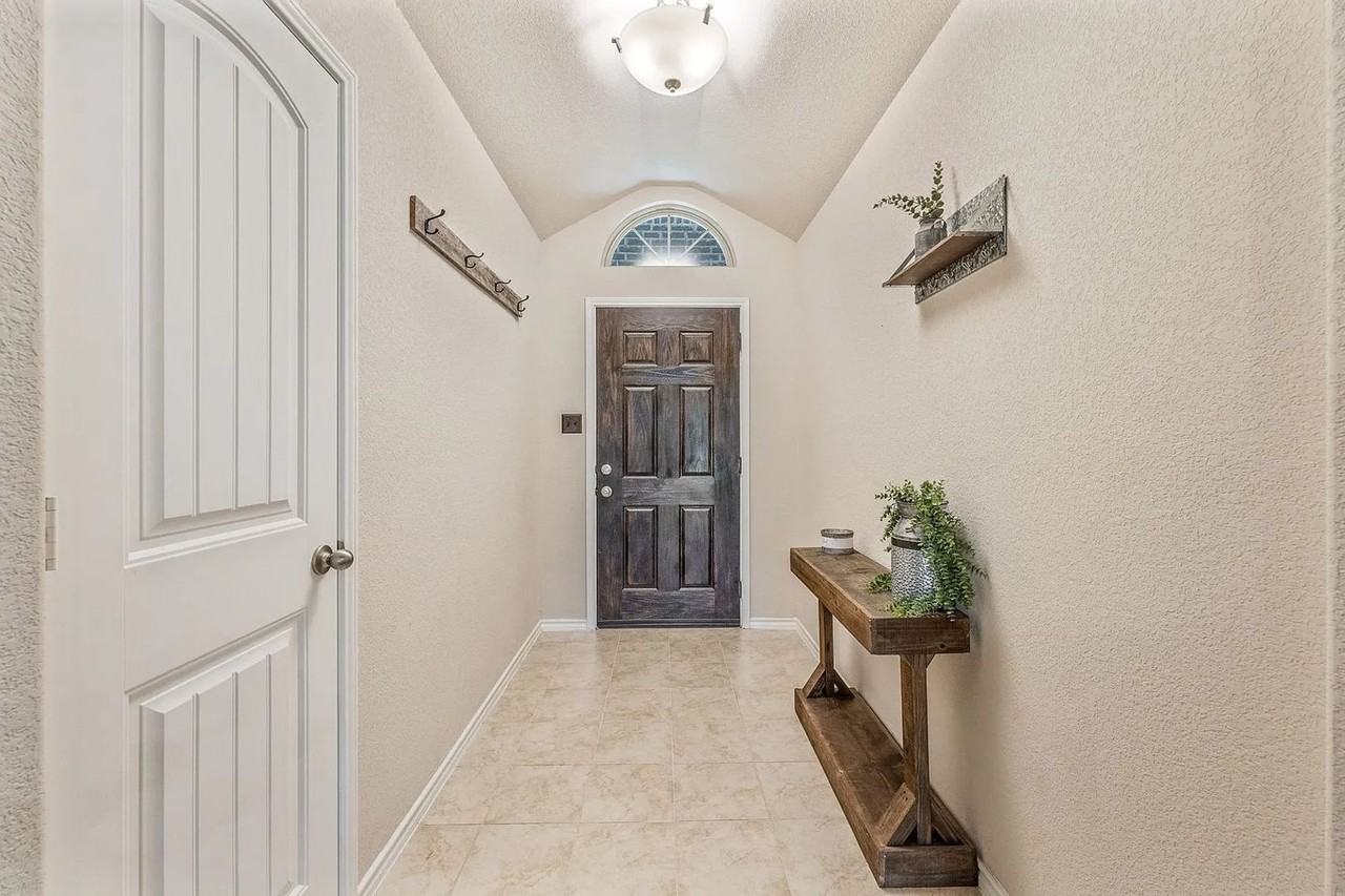 4304 Lucero Dr - Photo 4 of 20