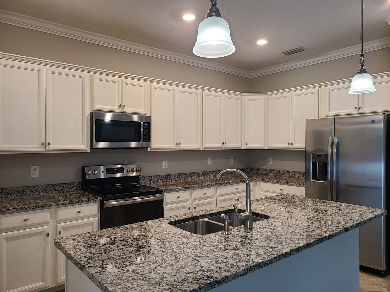 19353 Nearpoint Dr - Photo 2 of 12