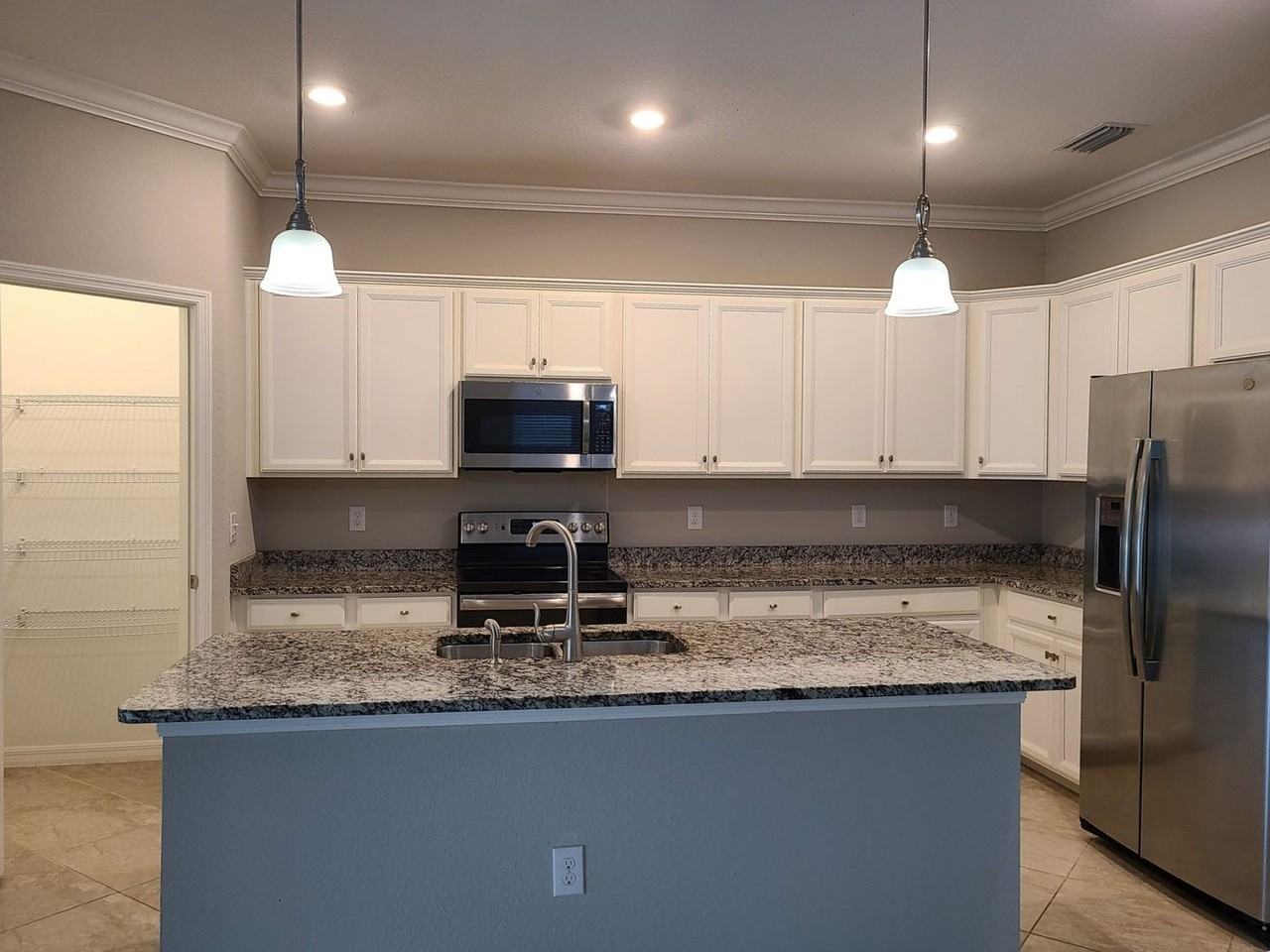 19353 Nearpoint Dr - Photo 3 of 12