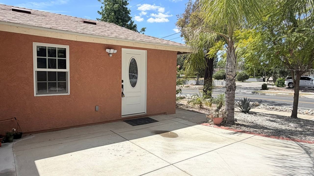 510 S College Ave - Photo 2 of 19