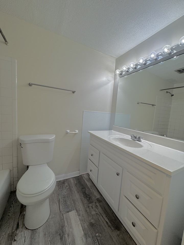 415 Grandin AvenueUNIT B #415B - Photo 3 of 6