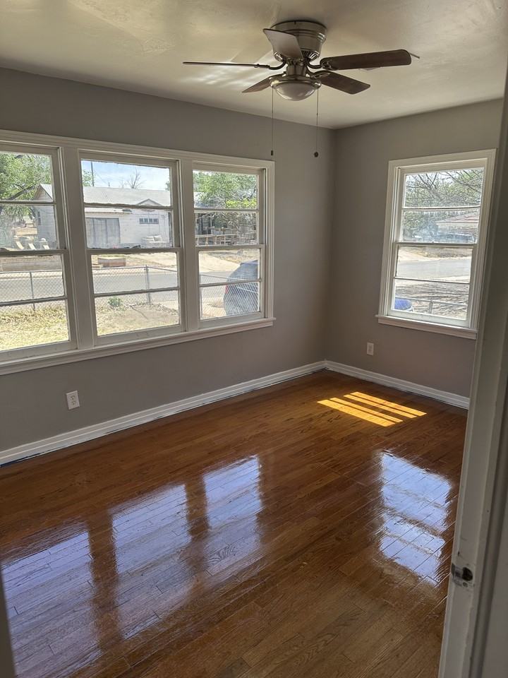 1809 Poplar St #1 - Photo 5 of 8