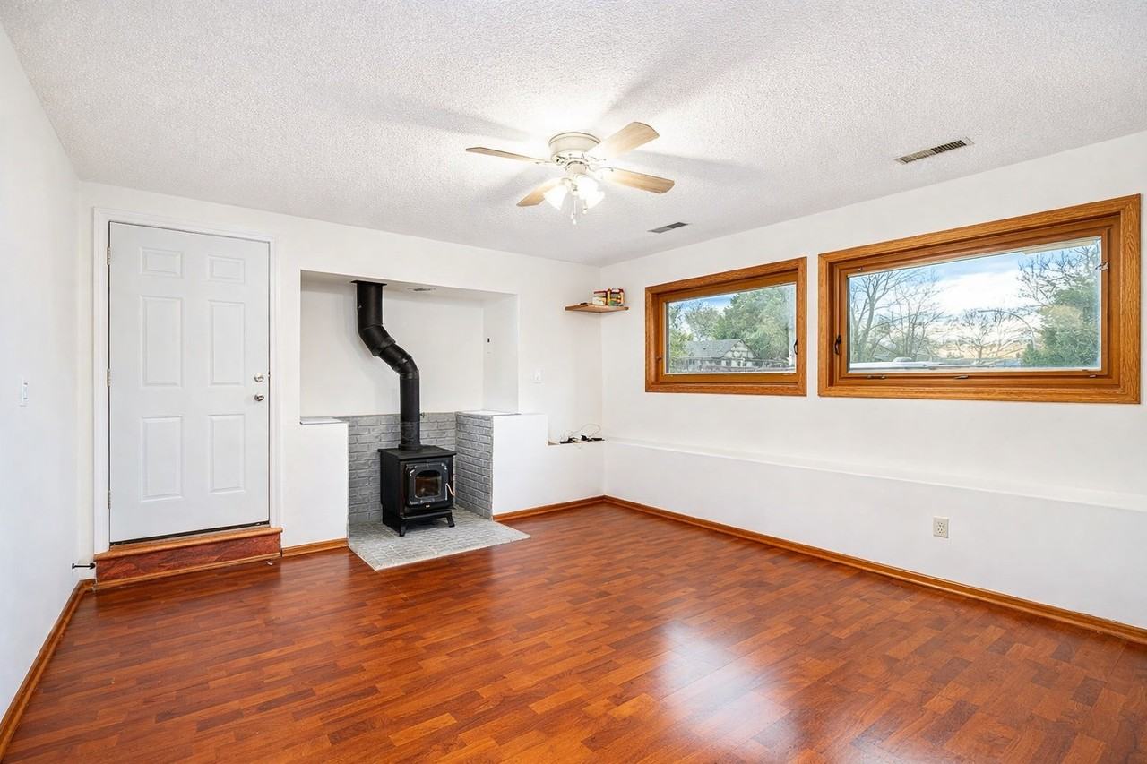 32855 Harwood Cres #BS - Photo 3 of 10