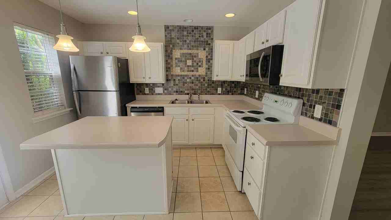 224 Butler Pl - Photo 3 of 10