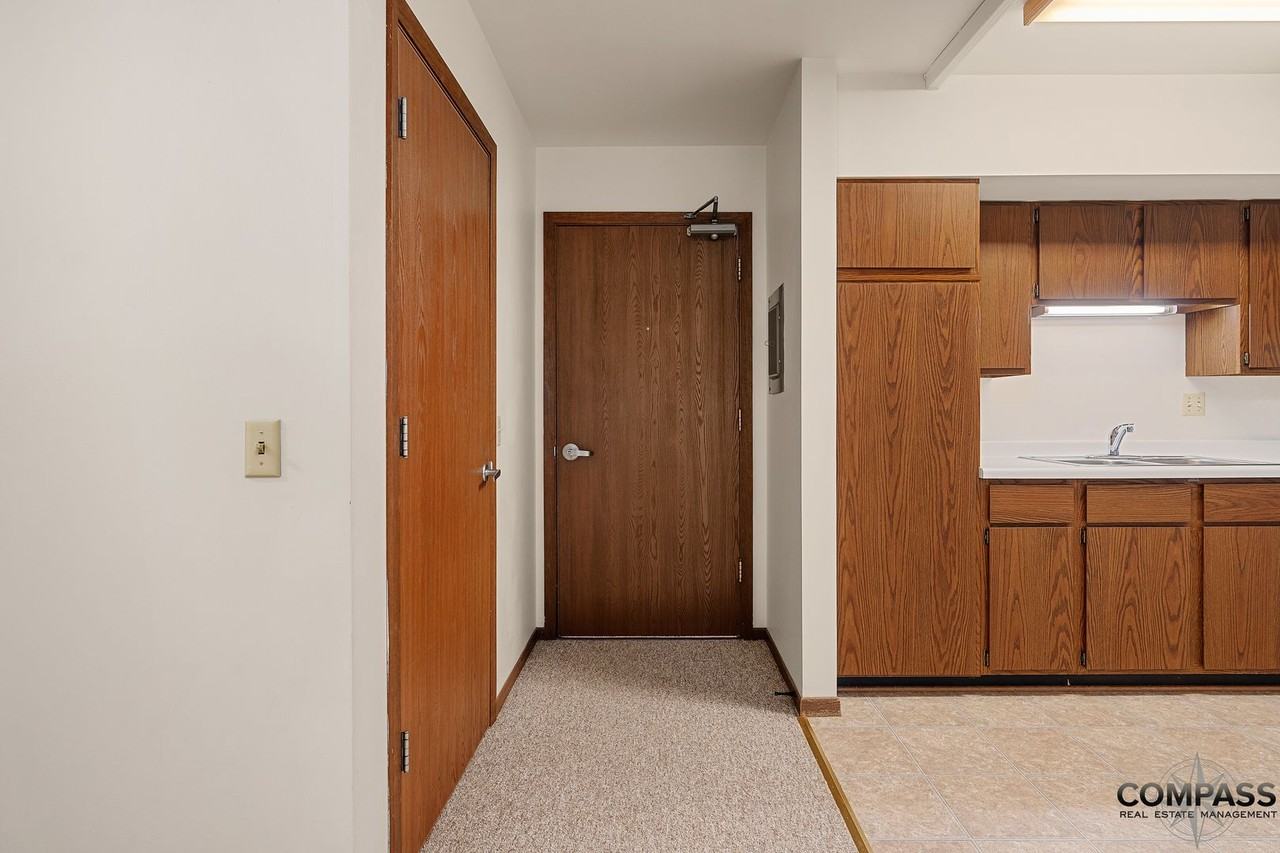 610 Gray St Apartments - Photo 3 of 36