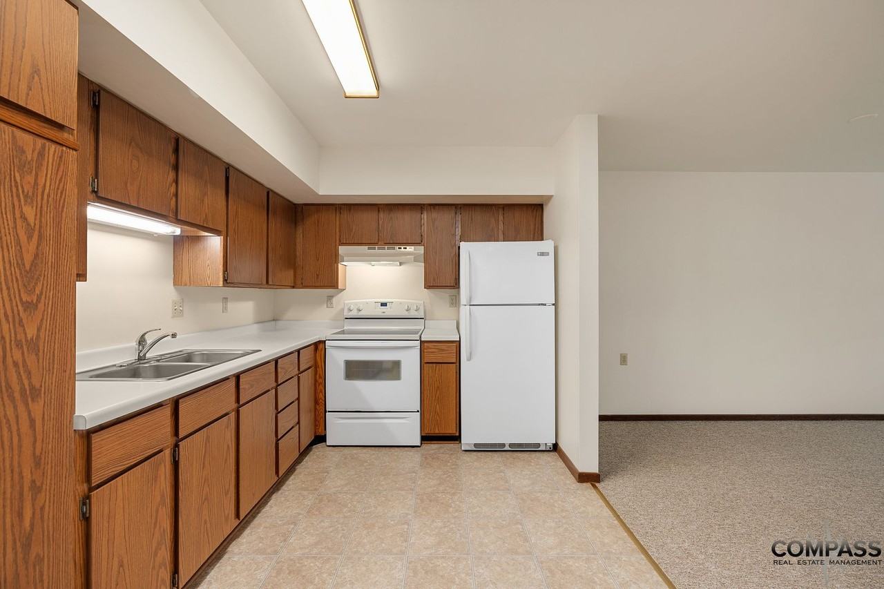 610 Gray St Apartments - Photo 4 of 36