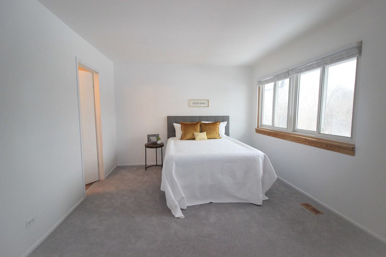 493 Shadow Lake Bay - 1 #1 - Photo 7 of 17