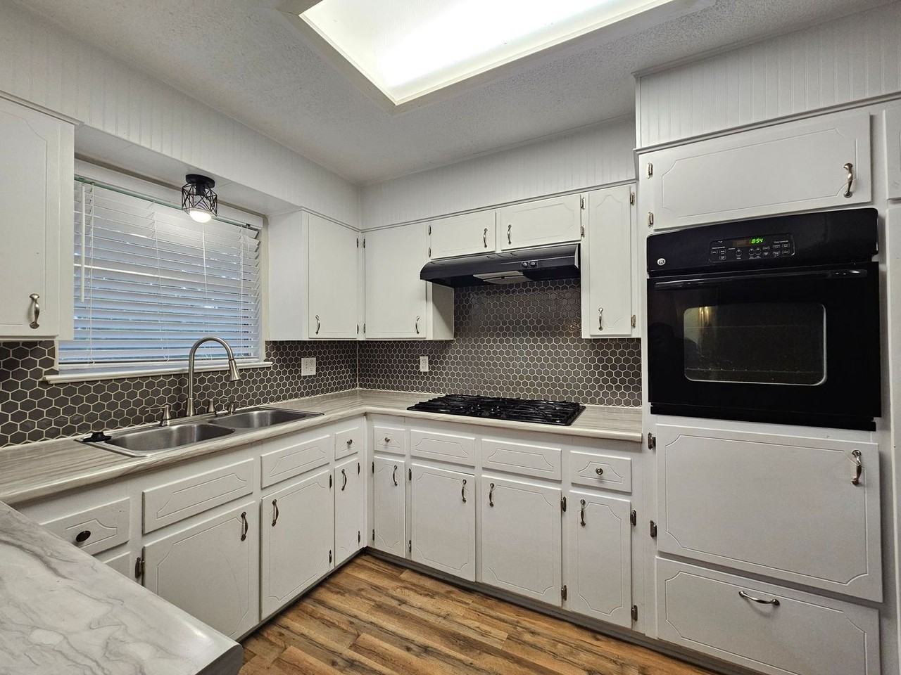 2301 Zinnia Ct - Photo 2 of 25