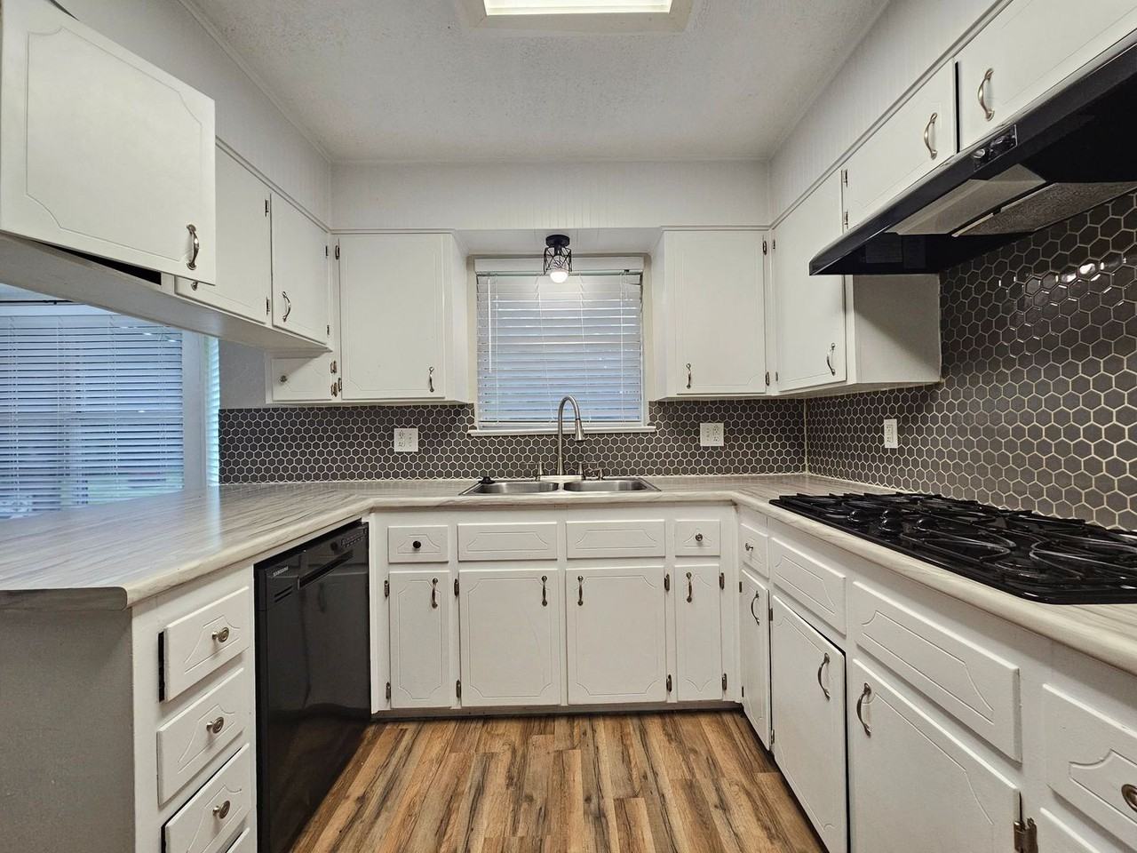 2301 Zinnia Ct - Photo 3 of 25