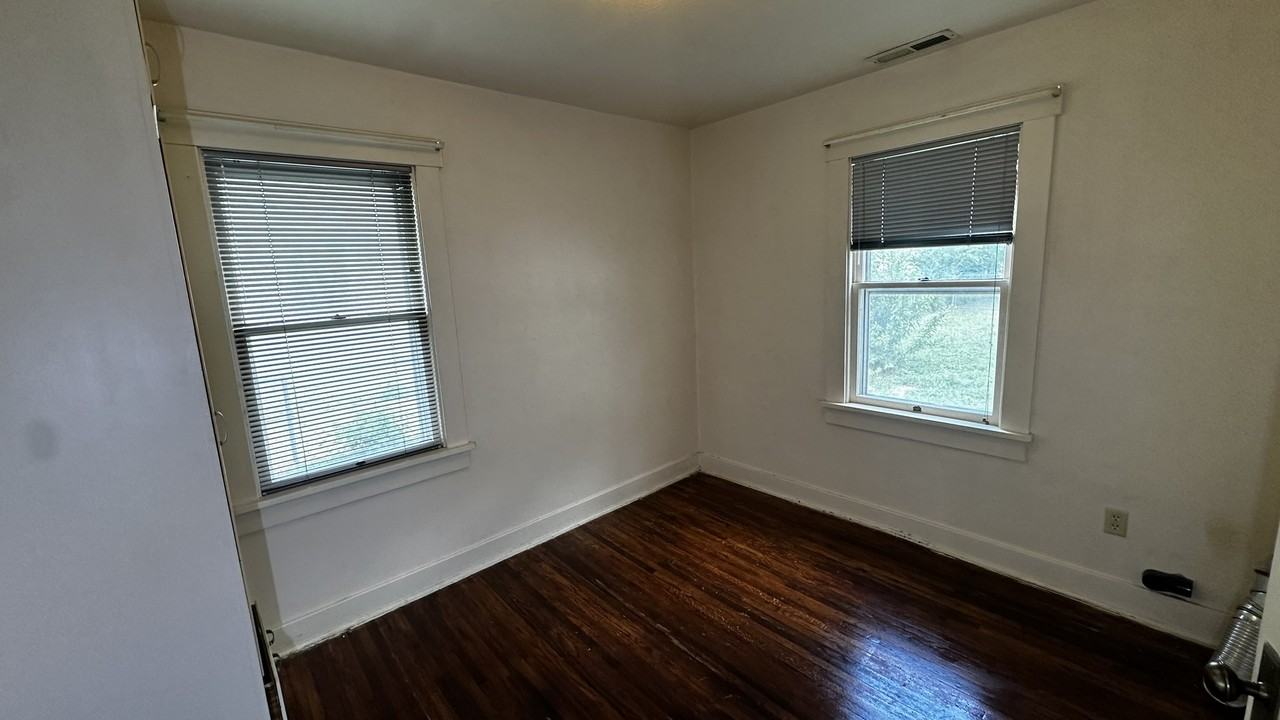 910 E 3rd Ave #1 - Photo 3 of 9