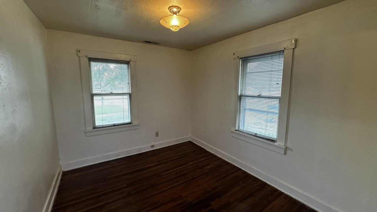 910 E 3rd Ave #1 - Photo 5 of 9