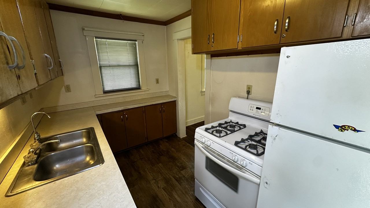 910 E 3rd Ave #1 - Photo 7 of 9