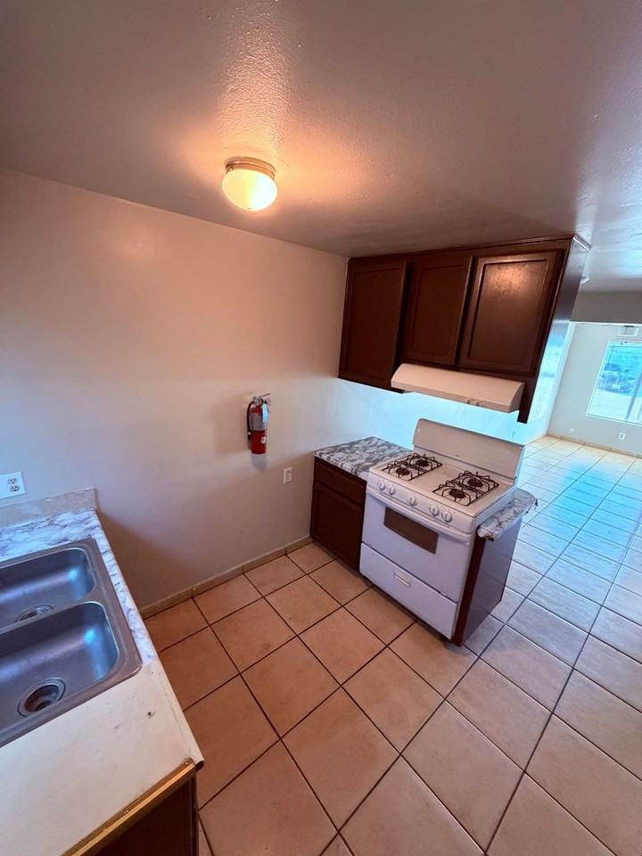 131 Glenwood St - Photo 4 of 15
