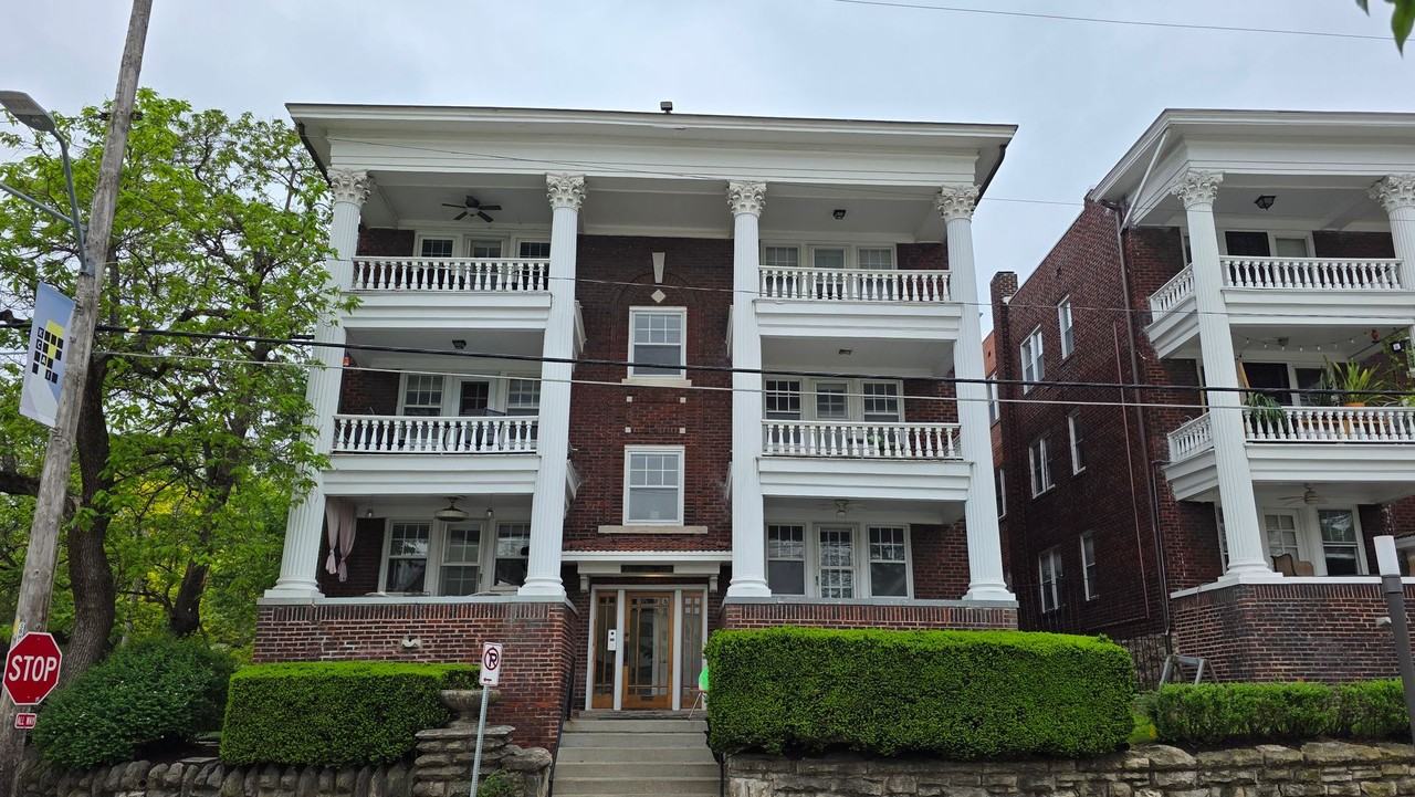 319 E 43rd St #1