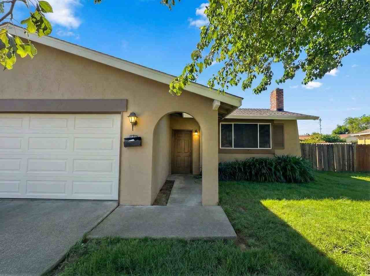 1037 Mockingbird Ln - Photo 3 of 32