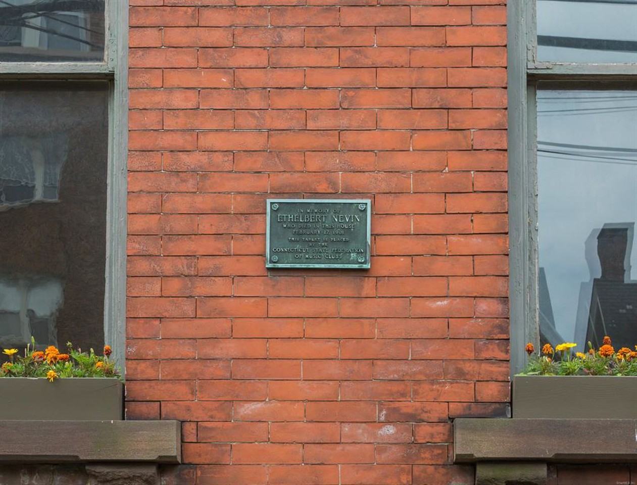 40 Trumbull St - Photo 5 of 39