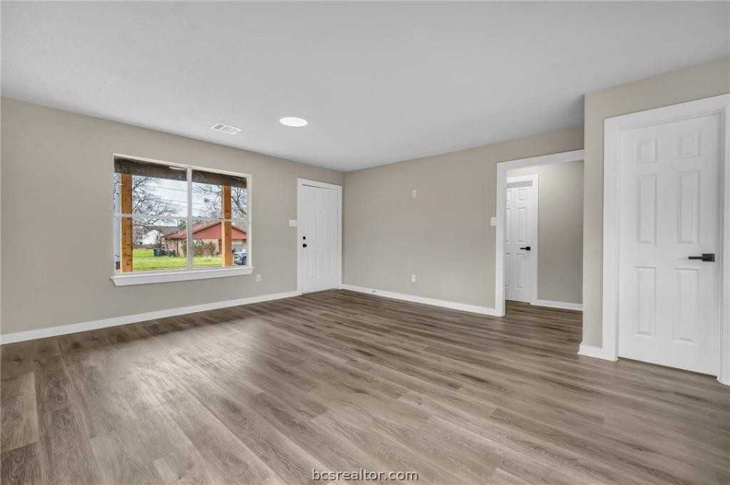 1103 Phoenix St - Photo 3 of 16