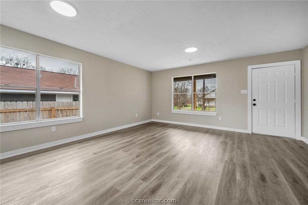 1103 Phoenix St - Photo 4 of 16