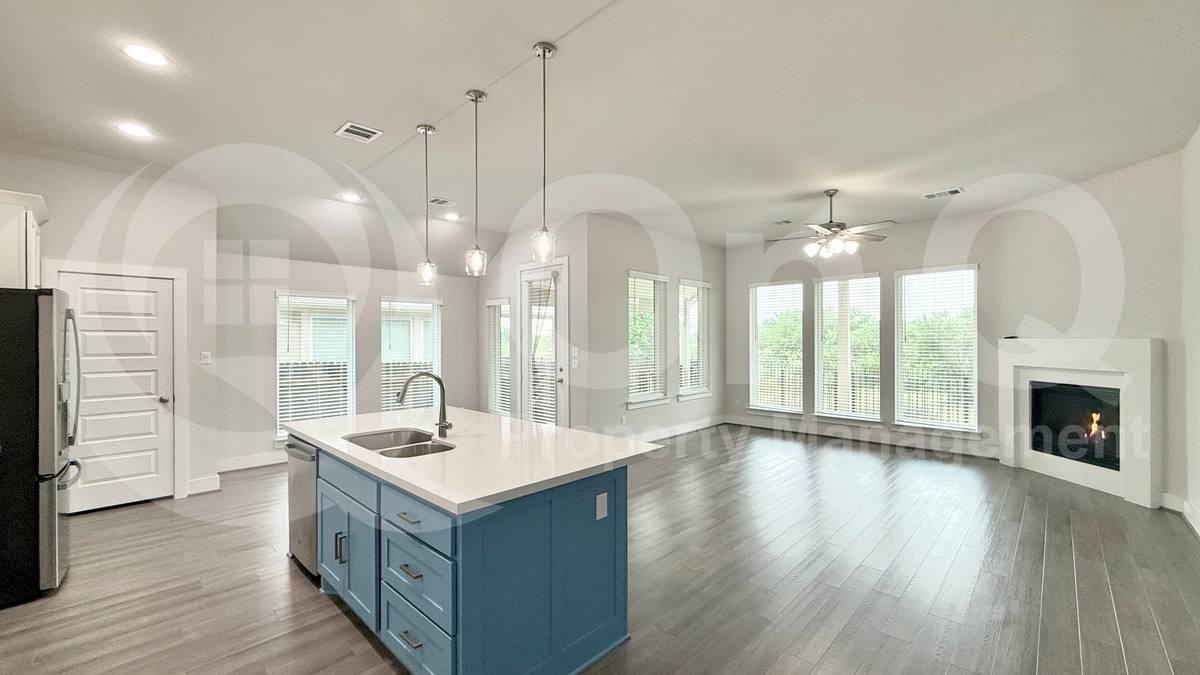 205 Crimson Rose Ct - Photo 4 of 10