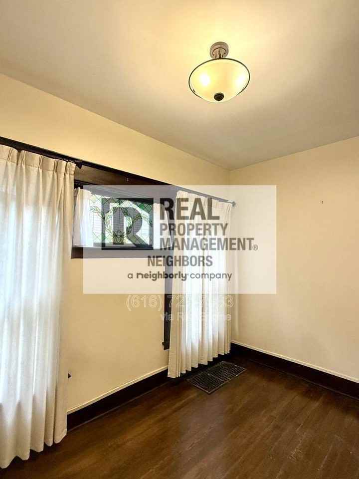 216 Lafayette Ave NE E - Photo 2 of 10