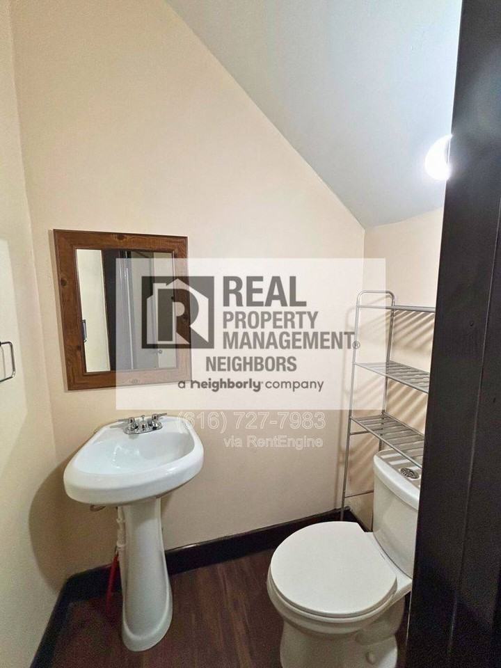 216 Lafayette Ave NE E - Photo 3 of 10