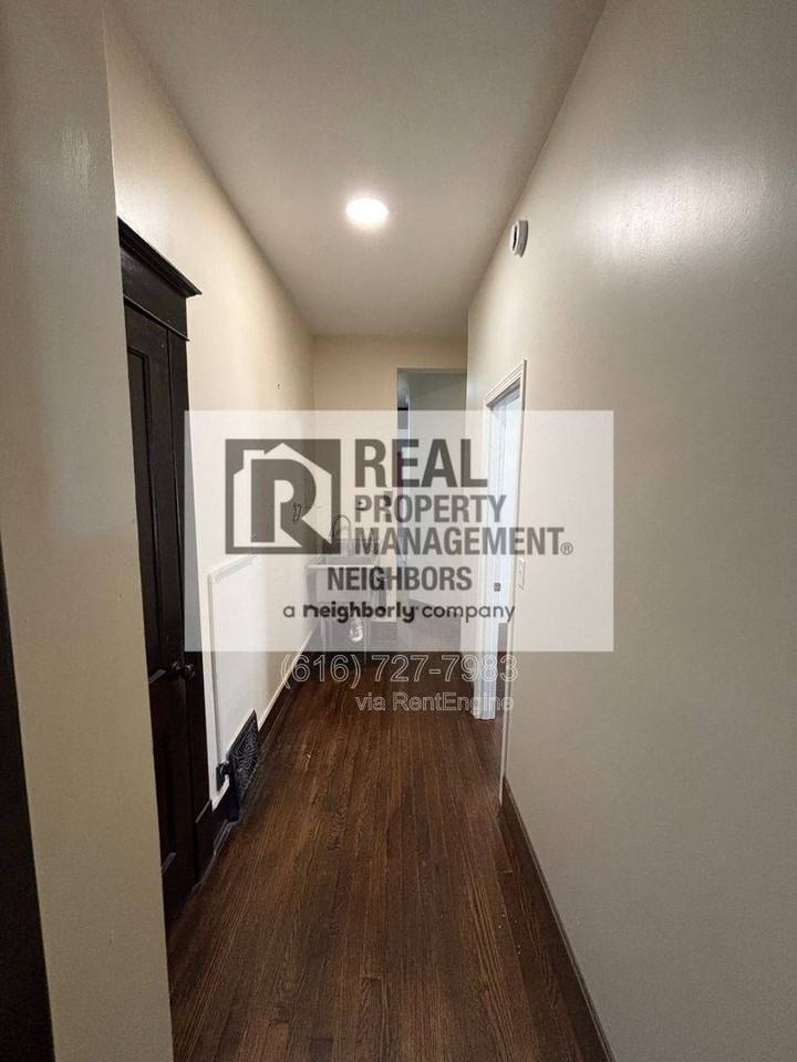 216 Lafayette Ave NE E - Photo 4 of 10