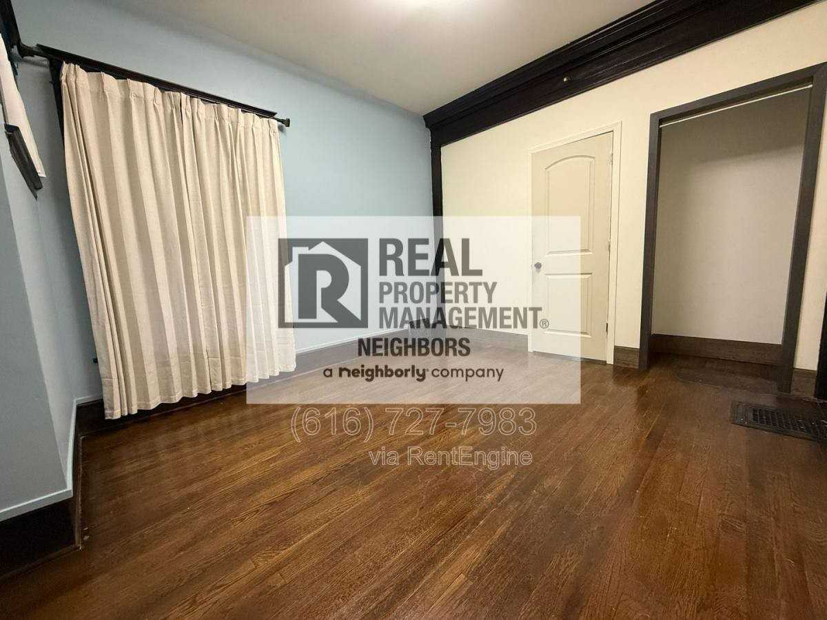 216 Lafayette Ave NE E - Photo 5 of 10